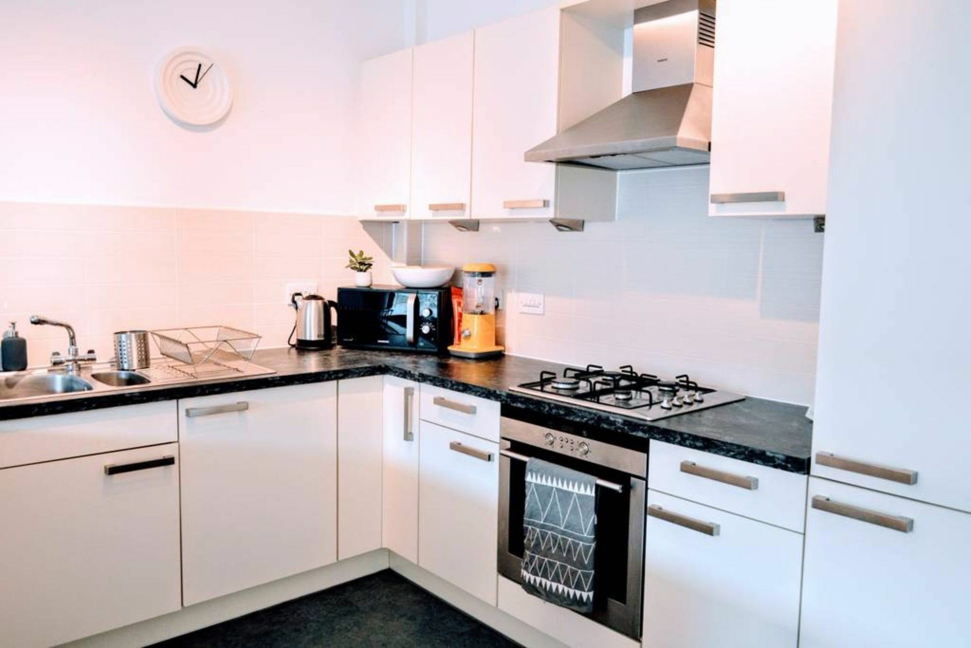 Beautifully Renovated Apartment -Central เอดินบะระ ภายนอก รูปภาพ